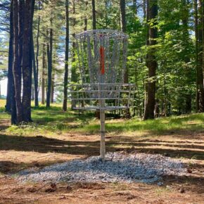 ANNOUNCEMENT: Kings Mark Disc Golf Course is now open daily to the public! This 18-hole course was professionally designed incorporating both the natural beauty of King Pine Ski Area's trails along with the property's natural forestation. The course has great sightlines and playability is perfect for both casual and advanced disc golf enthusiasts. For more information and purchase passes click here 👉 kingpine.com/the-mountain/kings-mark-disc-golf/. 🌲🥏🪵🕶️🌞