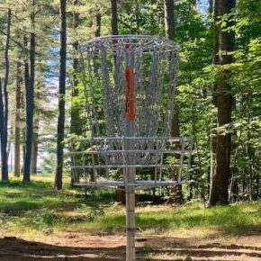 Have you heard? Kings Mark Disc Golf is now open @purityspringresort! Whether you are experienced, or just starting out, enjoy an 18 hole course through the pine trees. Reservations are recommended. 

#skinewhampshire #kingpineskiarea #purityspringresort