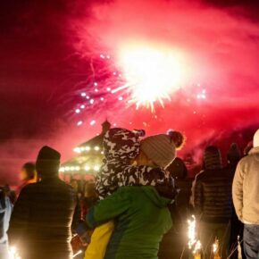 Still figuring out your NYE plans? Ring in the New Year at a NH ski area! Check out the fun-filled events calendar with the link in bio 🎆 #skinewhampshire