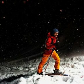 Skin under the stars @waterville_valley on January 17th! Experience climbing up the mountain and skiing down under the moonlight.

Register for Skin the Moon with the events 🔗 in bio. #skinewhampshire #watervillevalley