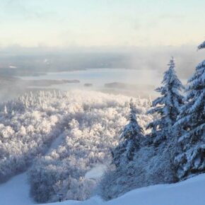 Want that sunrise view?☀️ 

Epic Pass Holder First Tracks by @hellyhansen are BACK!
Join us 1/16, with the Sunapee Express spinning at 8 AM.

Fuel your morning laps with coffee, treats, and Sunapee swag—because untouched trails are worth the early alarm. We’ll see you on the slopes!

#MountSunapee #HellyHansen