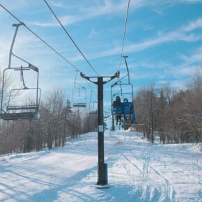 Come ski with us tomorrow 9am-4pm! (Snow is 👌🏻!) Follow it up with drinks in the lodge and @brookshubbard 3pm-5pm. See you there.