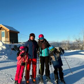 Did you know season passholders with a valid pass for the day can catch first tracks every Saturday starting at 8am, and on select Sunday mornings for our “Ski With The” series? ⛷️🏂

Today Passholders got to ski and chat with meteorologists from the @mwobs team.  What a beautiful bluebird morning to catch first tracks! 

@skinewhampshire #skiing #snowboarding #bluebird @visitmtwashingtonvalley